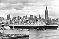 Pasažérská loď RMS Queen Elizabeth připlouvá do New Yorku během své poslední plavby před vyřazením