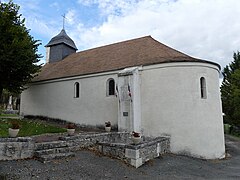 Le monument aux morts adossé à la chapelle.