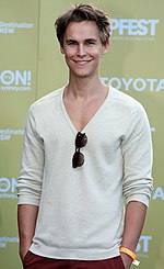 Miniatura para Rhys Wakefield