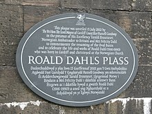http://upload.wikimedia.org/wikipedia/commons/thumb/8/88/Roald_Dahl_Plass_plaque.jpg/220px-Roald_Dahl_Plass_plaque.jpg