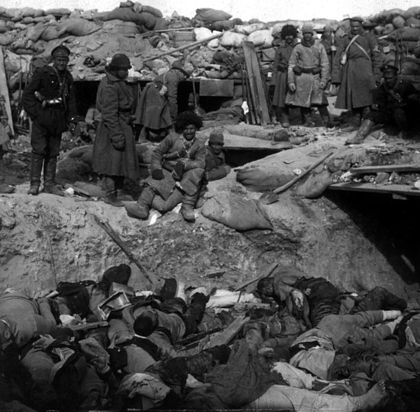 Ficheiro:Russian soldiers stand over trench of dead Japanese.jpg