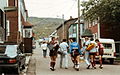 Futbol-talde bateko jokalari gazteak Saint-Pierreko kaleetan (1984).