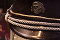 ナチス親衛隊の帽章。髑髏の由来は親衛隊の制服参照。