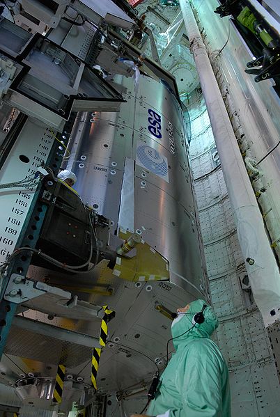 پرونده:STS-122 Columbus Loading.jpg