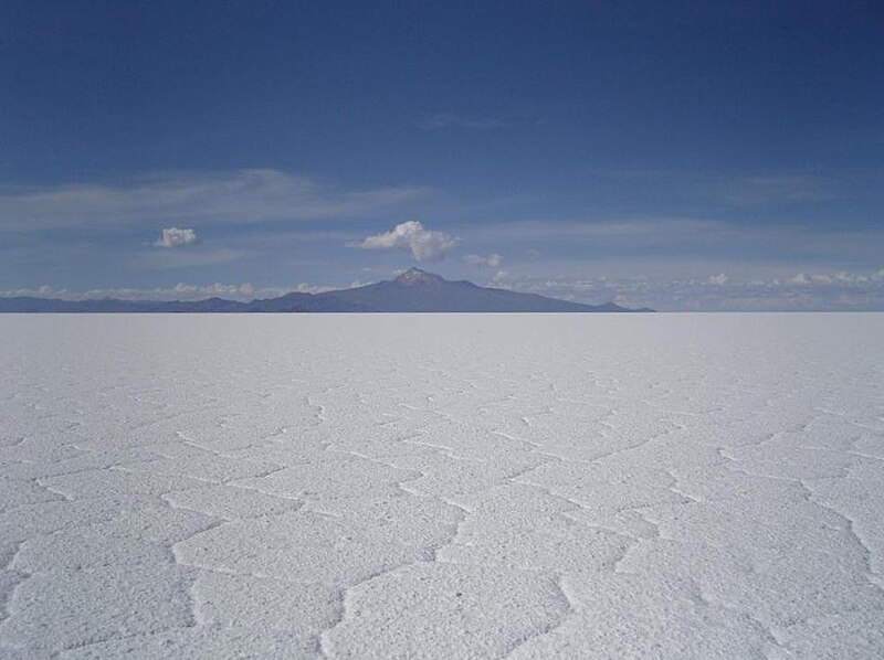 Archivo:Salar de Uyuni, Volcan Thunupa.jpg