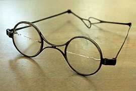 Ses célèbres lunettes rondes