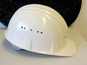 一個白色安全頭盔