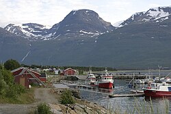 Yykeänperän rantaa veneineen ja leirintäalue taustalla