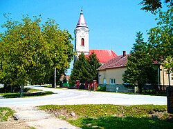 A falu látképe a templommal