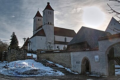 St. Peter und Paul, daneben Eingang zum Edelmannshof