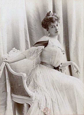 Suzanne Avril vers 1890 par Léopold-Émile Reutlinger.