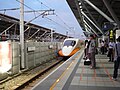 Um THSR 700T na plataforma da estação