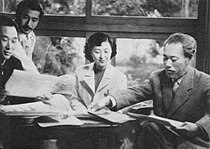 『七人の侍』クランクイン直前の1953年5月、東宝撮影所で打ち合わせをする黒澤明、三船敏郎、津島、志村喬。