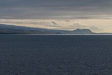 Вид на остров Угамак со стороны Берингова моря при взгляде на восток в сторону острова Унимак. На переднем плане Угамак, а на заднем плане - вулканы Шишалдин и Исаноцкий на острове Унимак.