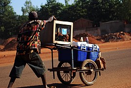 Vendeur à la sauvette à Ouagadougou.jpg