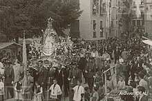 La Virgen sobre las andas de Espinosa Cuadros y luciendo el manto y saya bordado por la Congregación de Santo Domingo.