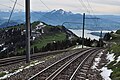 La descente depuis la gare supérieure du Rigi Kulm, en direction de Vitznau et Arth. Au fond, le lac des 4 cantons. La voie au premier plan est celle du VRB, celle de gauche est la voie de l'ARB. On peut voir la crémaillère.