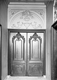 Dubbele deur met versieringen in de hal