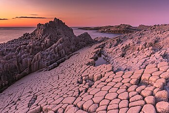 Cabo Stolbchaty na ilha Kunashir após o pôr do sol. Reserva Natural de Curilas, Rússia. (definição 5 986 × 3 996)
