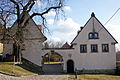 Wohnstallhaus, Seitengebäude und Torbogen eines ehem. Dreiseithofes