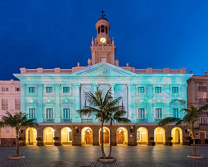 Vista noturna com motivos natalinos da fachada da prefeitura de Cádis, Andaluzia, Espanha. (definição 6 000 × 4 831)