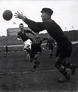 Bakhuys in de aanval - Dutch soccer player Bep Bakhuys on the offensive (4681460963).jpg