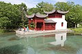 Кам'яний човен в китайському саду