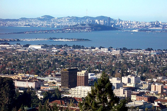 Centro de Berkeley visto a partir de Berkeley Hills (2005), com a Ponte São Francisco–Oakland Bay e São Francisco ao fundo