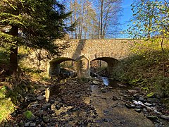 Große Dhünn fließt durch die Bogenbrücke (Baudenkmal) bei Neumühle