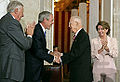 Præsident George W. Bush sammen med Majority leader i Repr. Hus Steny Hoyer og Formanden for senatet Nancy Pelosi lykønsker Borlaug med Kongressens Guldmedalje den 17. juli 2007.