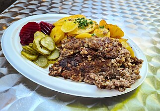 Angebratene Knipp mit Bratkartoffeln, Essiggurken und gekochten Roten Beeten,von einem Imbiss auf dem Domshof