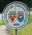 Schild zur Dokumentation der Partnerschaft mit Budaörs, steht in Geddelsbach