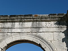 Inscription sur l'entablement à l'entrée du pont