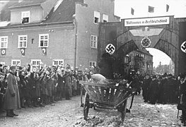 Возвращение этнических немцев из Литвы в Рейх. Первые группы этнических немцев из Литвы прибыли на пограничный пункт возле Эйдткау в Восточной Пруссии. Население установило ворота, украшенные флагами, чтобы приветствовать их 28 февраля 1941 года.