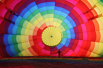 Plnění horkovzdušného balonu před letem nad tureckou Kappadokií