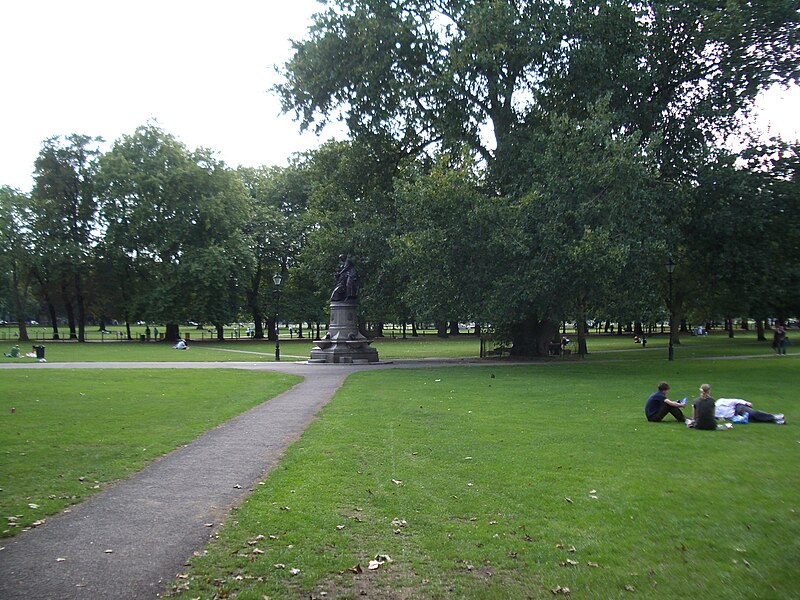 File:Clapham Common by pavement with memorial 2005.jpg