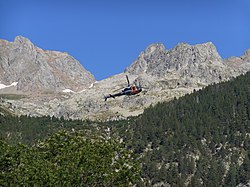 Collau de Pondiellos en o centro entre o Garmo Negro de ras Argualas y o pico de Pondiellos