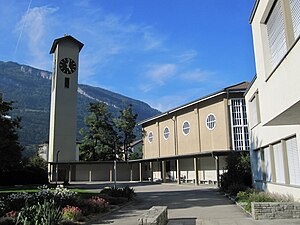 Comanderkirche mit Vorplatz, rechts das Comanderhaus