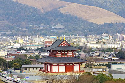 Palatsin uudelleenrakennettu Daigoku-den, taustalla Tōdai-ji