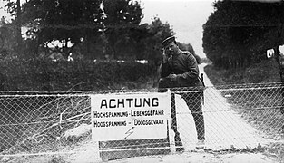 Soldado alemán en la alambrada.