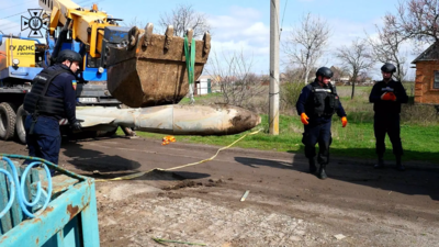 Le service de déminage ukrainien retire une bombe russe FAB-500, non explosée, larguée par avion