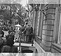 Eisenhower bij de ingang van Paleis Lange Voorhout, met op de rug gezien prins Bernhard, 6 oktober 1945 (Nationaal Archief)