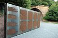 Namenswand vor der KZ-Gedenkstätte im alten Engelbergtunnel einige Wochen nach Eröffnung