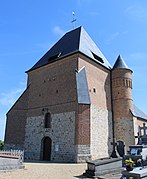 La façade orientée à l'ouest et le haut donjon carré soutenu par deux contreforts.