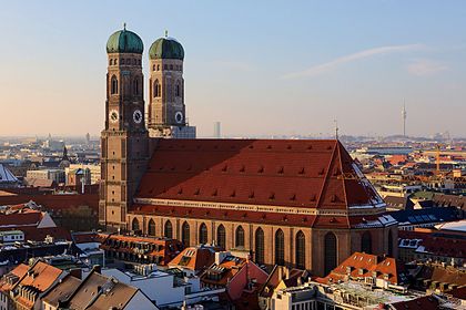 Vista da Catedral de Nossa Senhora Bendita na área central de Munique, Alemanha. (definição 5 415 × 3 610)