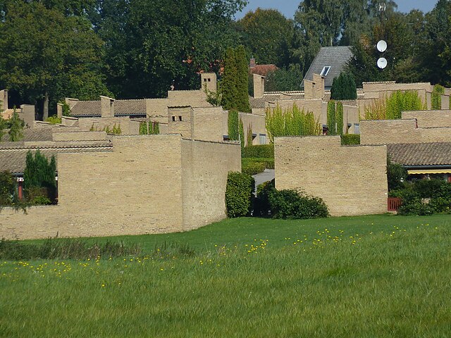 http://upload.wikimedia.org/wikipedia/commons/thumb/8/89/Fredensborg_Houses_15.jpg/640px-Fredensborg_Houses_15.jpg