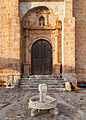 Fuente frente a la iglesia.