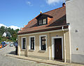 Ländliches Wohnhaus in nach rechts geschlossener Bebauung