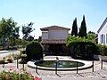 Place avec bassin et fontaine devant la mairie (sept. 2014)