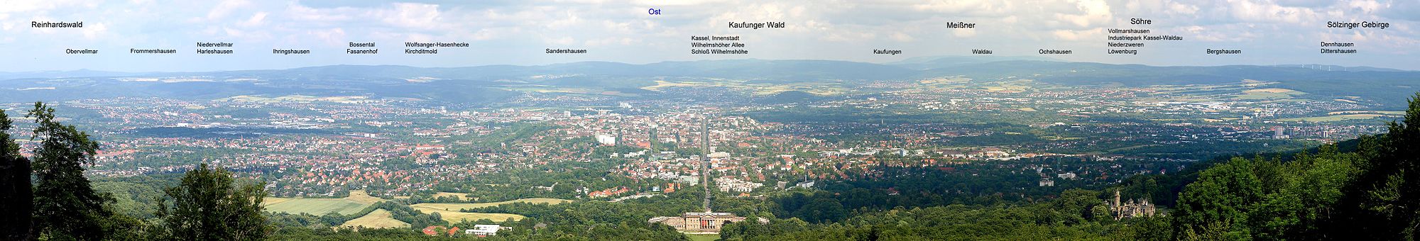 Panorama över Kassel med stadsdelar markerade. Utsikt från Herkulesmonumentet i Bergpark Wilhelmshöhe